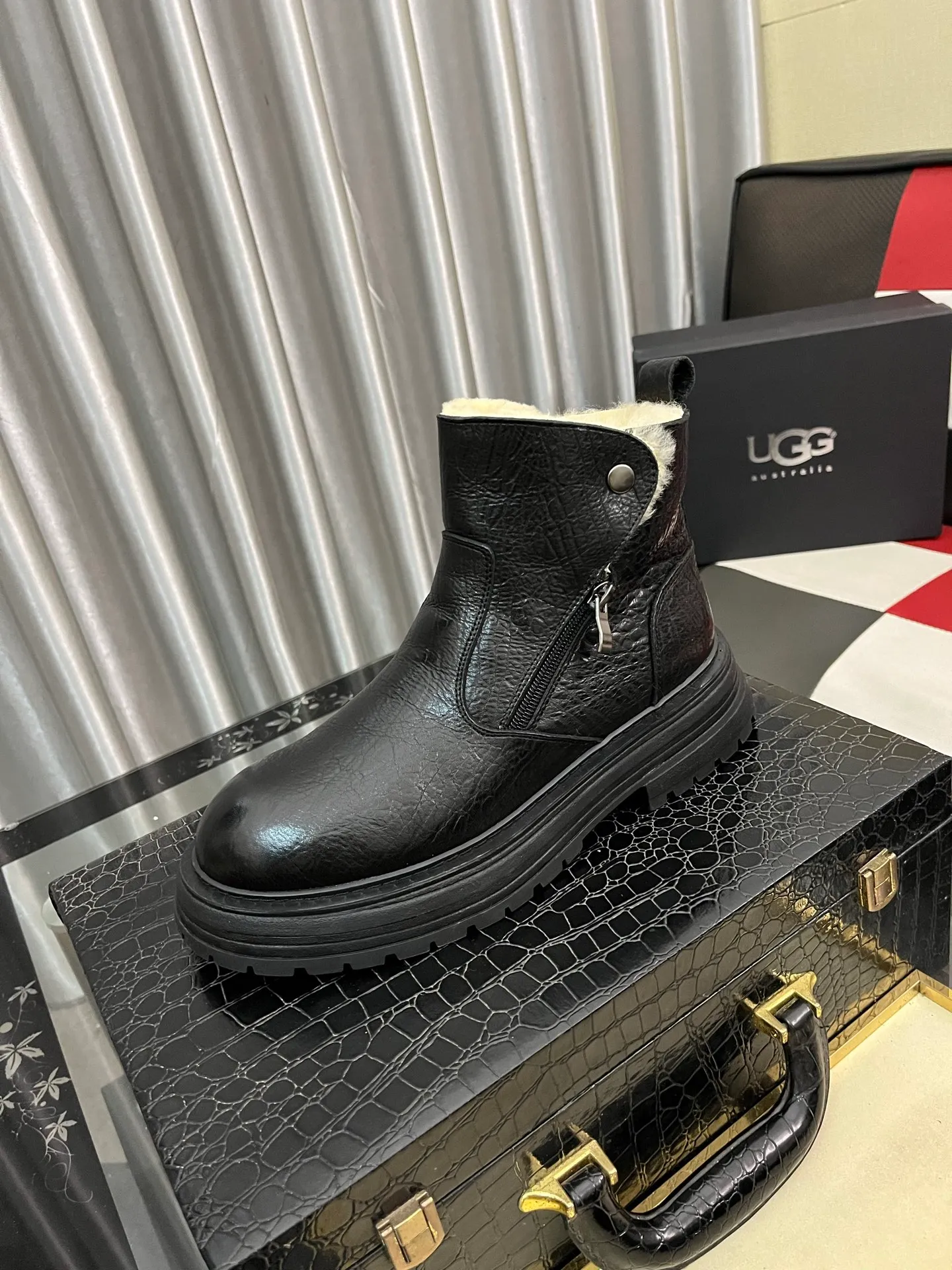 Ex-factory price: 680⌚️⌚️Thick wool imported from Australia Brand: UGG genuine purchasing agent Size: 39-44 (45 customized) Grade: Official website 1:1 Material: First layer of genuine leather waterproof and antifreeze upper Real wool lining Original non-slip and wear-resistant outsole Style category: Men's casual shoes Trendy style Comfortable on the feet Color: Official website color synchronization